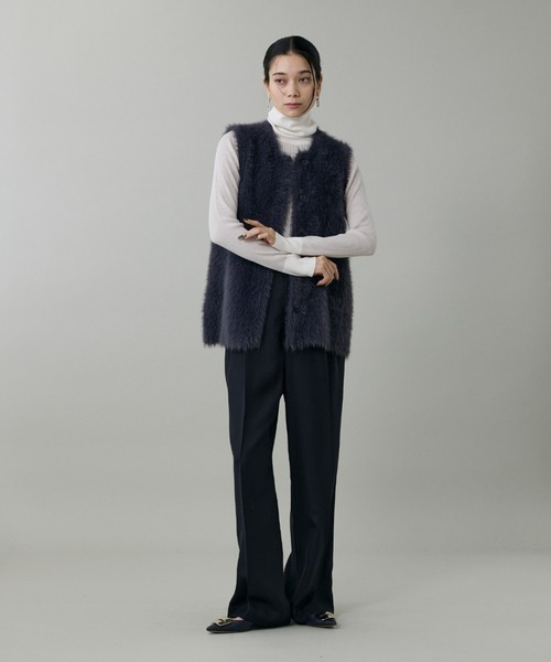 INED（イネド）の「1/5 LALA フェザーヤーンニットジレ（ベスト・レディース・オフホワイト/チャコールグレー・9号）」の7枚目の写真