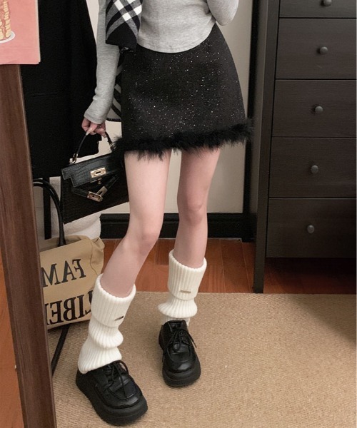 kirakiraShop(キラキラショップ)の「フェザーヘム ラメツイード ミニスカート(スカート・レディース・ブラック/グレー・S/M/L)」の4枚目の写真