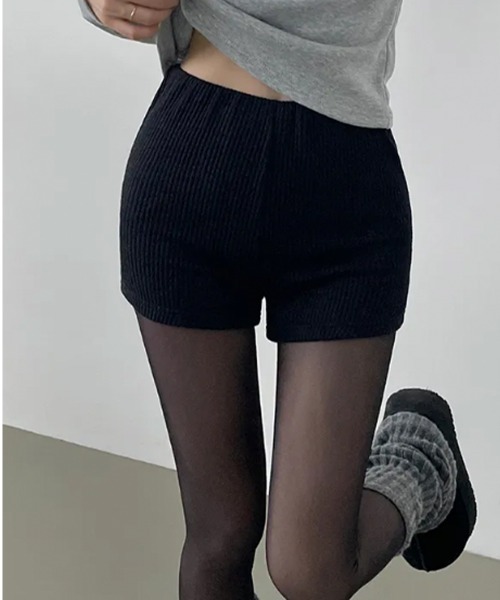 VIVID LADY(ビビッドレディー)の「リブニット タイトフィット ショートパンツ(その他パンツ・レディース・ブラック/ベージュ/チャコールグレー・FREE)」の2枚目の写真