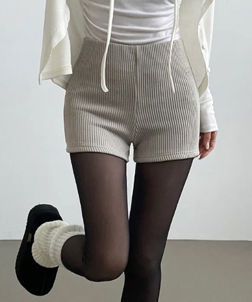 VIVID LADY(ビビッドレディー)の「リブニット タイトフィット ショートパンツ(その他パンツ・レディース・ブラック/ベージュ/チャコールグレー・FREE)」の7枚目の写真