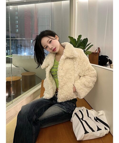 AVANDRESS（アバンドレス ）の「Emilie Fur Jacket IVORY（ムートンコート・レディース・その他・MEDIUM/SMALL）」の6枚目の写真