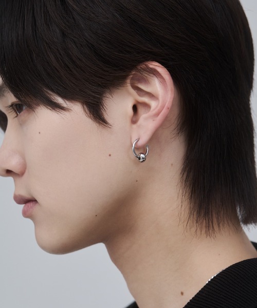 WYZ surgical stainless(ダブリューワイジィーサージカルステンレス)の「【 金属アレルギー対応 】モチーフ フープピアス サージカルステンレス (両耳用)(ピアス(両耳用)・メンズ・シルバー/ブラック・FREE)」の3枚目の写真
