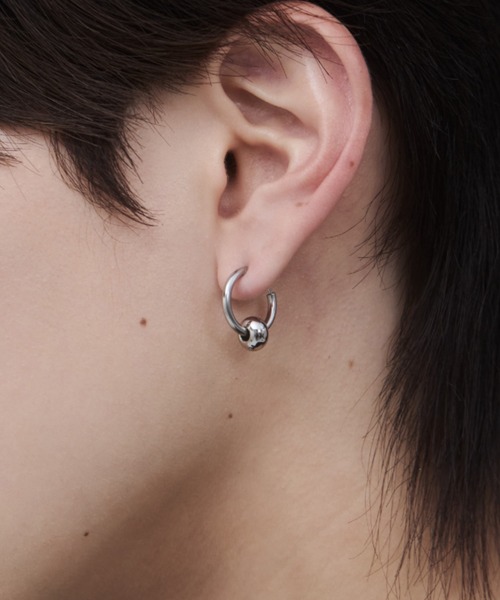 WYZ surgical stainless(ダブリューワイジィーサージカルステンレス)の「【 金属アレルギー対応 】モチーフ フープピアス サージカルステンレス (両耳用)(ピアス(両耳用)・メンズ・シルバー/ブラック・FREE)」の7枚目の写真