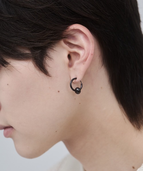 WYZ surgical stainless(ダブリューワイジィーサージカルステンレス)の「【 金属アレルギー対応 】モチーフ フープピアス サージカルステンレス (両耳用)(ピアス(両耳用)・メンズ・シルバー/ブラック・FREE)」の8枚目の写真