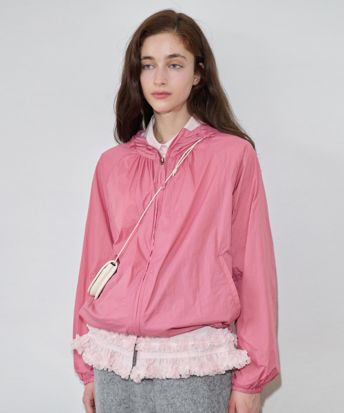 SINOON(シヌーン)の「Shirring Hoodie Windbreaker (Rose)(ナイロンジャケット・レディース・ピンク・FREE)」の4枚目の写真