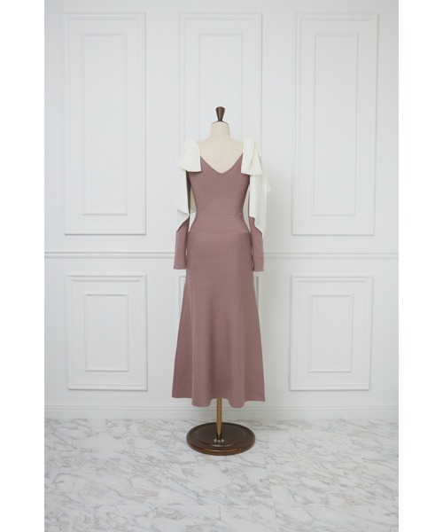 MISTREASS(ミストレアス)の「Open Shoulder Ribbon Knit Dress(ワンピース・レディース・チャコールグレー/ピンク・FREE)」の7枚目の写真