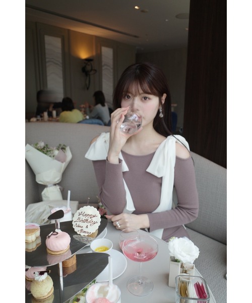 MISTREASS(ミストレアス)の「Open Shoulder Ribbon Knit Dress(ワンピース・レディース・チャコールグレー/ピンク・FREE)」の11枚目の写真
