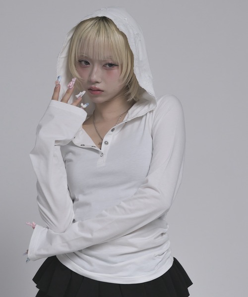 17HR(セブンティーンアワーズ)の「レースフードヘンリーネックロンT(Tシャツ/カットソー・レディース・ブラック/ホワイト・FREE)」の1枚目の写真