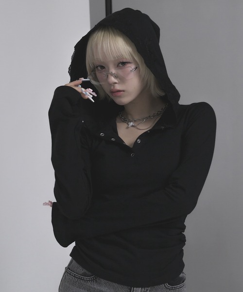 17HR(セブンティーンアワーズ)の「レースフードヘンリーネックロンT(Tシャツ/カットソー・レディース・ブラック/ホワイト・FREE)」の2枚目の写真