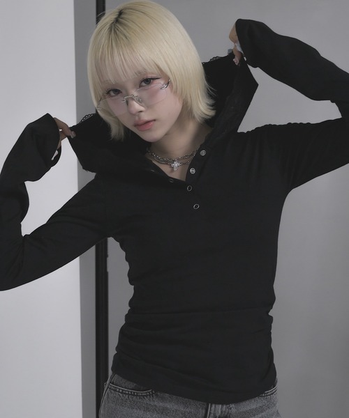 17HR(セブンティーンアワーズ)の「レースフードヘンリーネックロンT(Tシャツ/カットソー・レディース・ブラック/ホワイト・FREE)」の4枚目の写真
