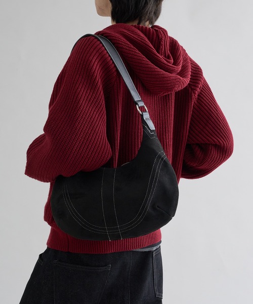 EPNK（イーピーエヌケー）の「Curve Stitch Suede Bag / カーブステッチスエードバッグ（ショルダーバッグ・メンズ・ブラック/ブラウン/ダークブラウン・ONE SIZE）」の3枚目の写真