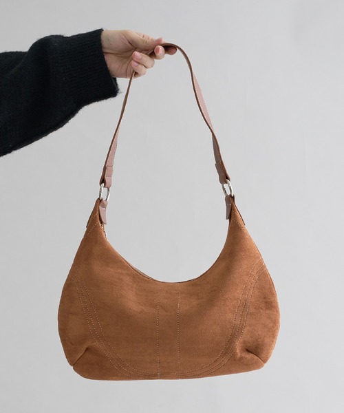 EPNK（イーピーエヌケー）の「Curve Stitch Suede Bag / カーブステッチスエードバッグ（ショルダーバッグ・メンズ・ブラック/ブラウン/ダークブラウン・ONE SIZE）」の8枚目の写真