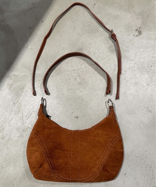 EPNK（イーピーエヌケー）の「Curve Stitch Suede Bag / カーブステッチスエードバッグ（ショルダーバッグ・メンズ・ブラック/ブラウン/ダークブラウン・ONE SIZE）」の9枚目の写真