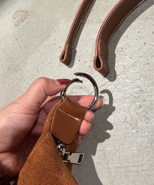 EPNK（イーピーエヌケー）の「Curve Stitch Suede Bag / カーブステッチスエードバッグ（ショルダーバッグ・メンズ・ブラック/ブラウン/ダークブラウン・ONE SIZE）」の10枚目の写真