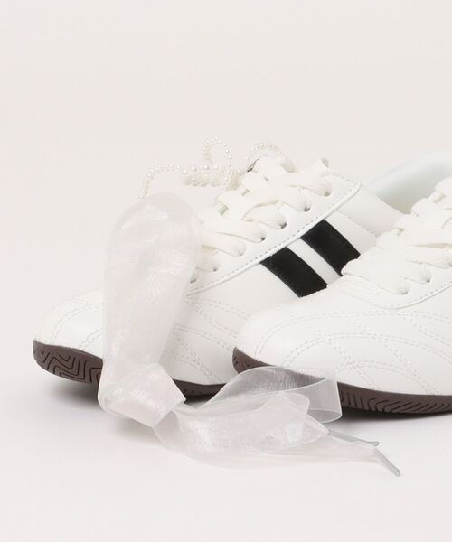 Shoes in Closet(シューズインクローゼット)の「超軽量 替え紐サテンリボン & パール付 サイドライン スニーカー 2745(スニーカー・レディース・ブラック/ホワイト×ブラック/ホワイト×グレー・M/S/XL/L)」の5枚目の写真