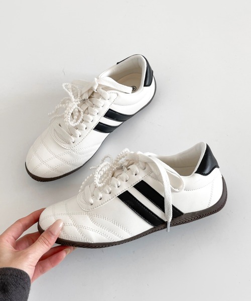 Shoes in Closet(シューズインクローゼット)の「超軽量 替え紐サテンリボン & パール付 サイドライン スニーカー 2745(スニーカー・レディース・ブラック/ホワイト×ブラック/ホワイト×グレー・M/S/XL/L)」の4枚目の写真