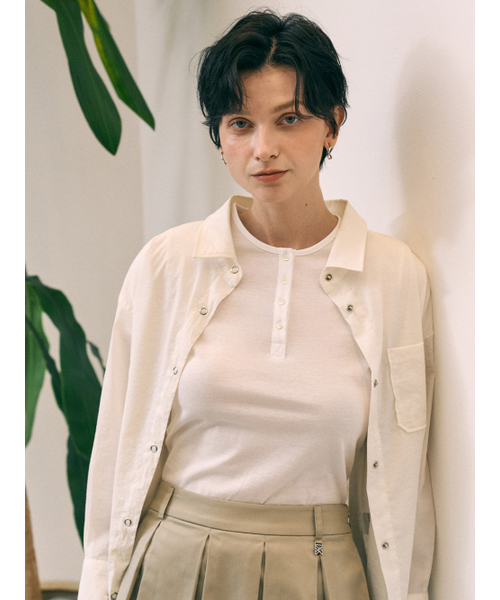 BERMUDAGRASS（バミューダグラス）の「自犬ボタンヘンリーネックシルケットTシャツ - WHITE（Tシャツ/カットソー・レディース・その他・SMALL/MEDIUM）」の3枚目の写真