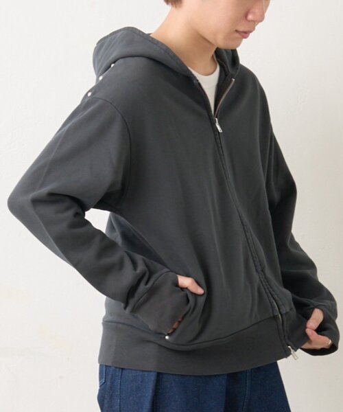 WHIMSIC(ウィムジック)の「【UNISEX/2サイズ展開】ピグメントダイ スタッズスウェット ジップパーカー(パーカー・レディース・ブラウン/チャコールグレー・1/2)」の2枚目の写真
