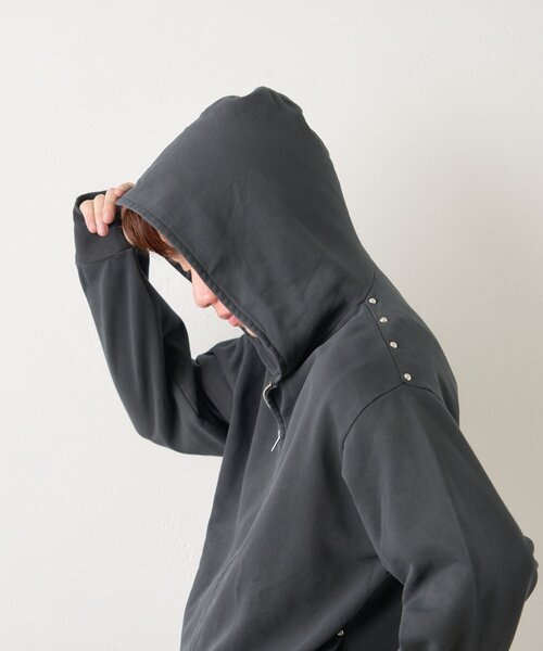 WHIMSIC(ウィムジック)の「【UNISEX/2サイズ展開】ピグメントダイ スタッズスウェット ジップパーカー(パーカー・レディース・ブラウン/チャコールグレー・1/2)」の3枚目の写真