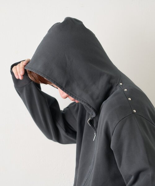 WHIMSIC(ウィムジック)の「【UNISEX/2サイズ展開】ピグメントダイ スタッズスウェット ジップパーカー(パーカー・レディース・ブラウン/チャコールグレー・1/2)」の4枚目の写真