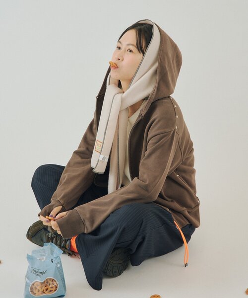 WHIMSIC(ウィムジック)の「【UNISEX/2サイズ展開】ピグメントダイ スタッズスウェット ジップパーカー(パーカー・レディース・ブラウン/チャコールグレー・1/2)」の14枚目の写真