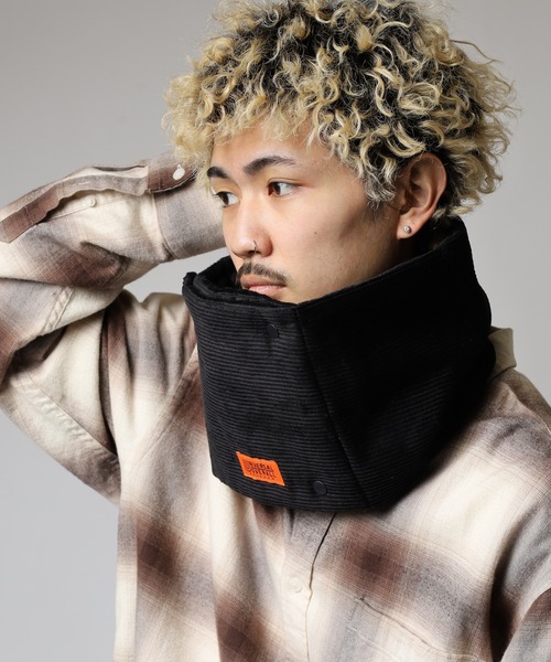 UNIVERSAL OVERALL（ユニバーサルオーバーオール）の「UNIVERSAL OVERALL 2AWY コーデュロイ 中綿 ネックウォーマー マフラー 男女兼用（ネックウォーマー/スヌード・メンズ・ブラック/ブラウン・FREE）」の4枚目の写真