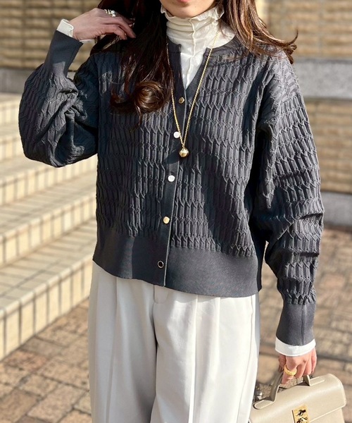 Emma Taylor（エマテイラー）の「ジオメトリックジャガードキーネックカーディガン（カーディガン/ボレロ・レディース・ブラック/ホワイト/チャコールグレー・FREE）」の3枚目の写真