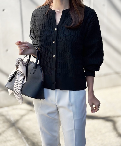 Emma Taylor（エマテイラー）の「ジオメトリックジャガードキーネックカーディガン（カーディガン/ボレロ・レディース・ブラック/ホワイト/チャコールグレー・FREE）」の2枚目の写真