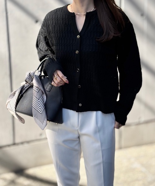 Emma Taylor（エマテイラー）の「ジオメトリックジャガードキーネックカーディガン（カーディガン/ボレロ・レディース・ブラック/ホワイト/チャコールグレー・FREE）」の9枚目の写真