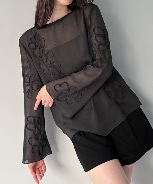 junoah（ジュノア）の「シアーフレアスリーブフラワーコード刺繍トップス（Tシャツ/カットソー・レディース・チャコール/アイボリー/ブラック・LARGE/MEDIUM/SMALL）」の3枚目の写真