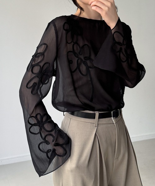 junoah（ジュノア）の「シアーフレアスリーブフラワーコード刺繍トップス（Tシャツ/カットソー・レディース・チャコール/アイボリー/ブラック・LARGE/MEDIUM/SMALL）」の2枚目の写真