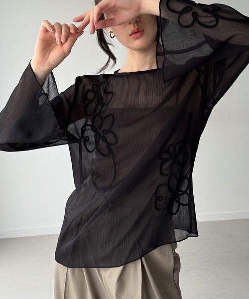 junoah（ジュノア）の「シアーフレアスリーブフラワーコード刺繍トップス（Tシャツ/カットソー・レディース・チャコール/アイボリー/ブラック・LARGE/MEDIUM/SMALL）」の6枚目の写真