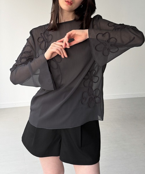 junoah（ジュノア）の「シアーフレアスリーブフラワーコード刺繍トップス（Tシャツ/カットソー・レディース・チャコール/アイボリー/ブラック・LARGE/MEDIUM/SMALL）」の8枚目の写真