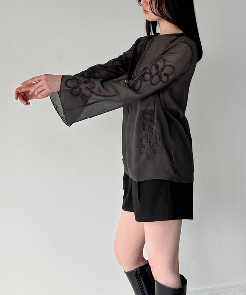 junoah（ジュノア）の「シアーフレアスリーブフラワーコード刺繍トップス（Tシャツ/カットソー・レディース・チャコール/アイボリー/ブラック・LARGE/MEDIUM/SMALL）」の9枚目の写真