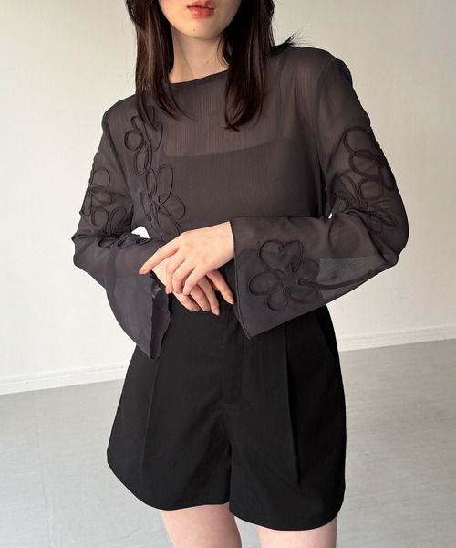 junoah（ジュノア）の「シアーフレアスリーブフラワーコード刺繍トップス（Tシャツ/カットソー・レディース・チャコール/アイボリー/ブラック・LARGE/MEDIUM/SMALL）」の10枚目の写真