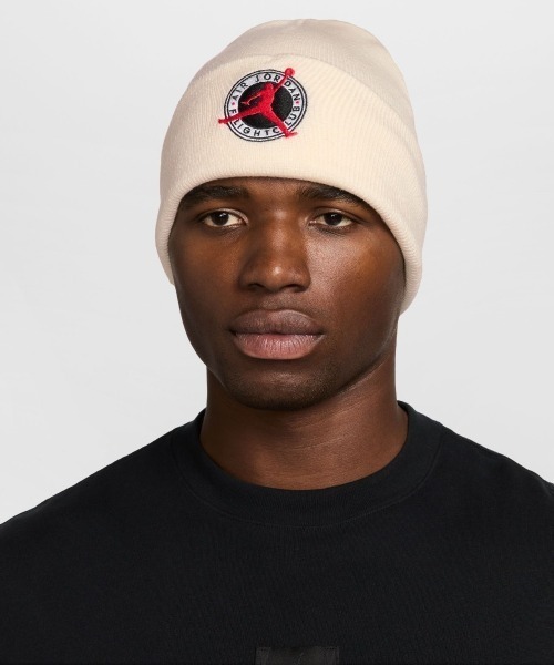 JORDAN BRAND(ジョーダンブランド)の「JORDAN BRAND Jordan Flight Club Peak Beanie(ジョーダンブランド ジョーダン フライト クラブ ピーク ビーニー)(ニットキャップ/ビーニー・メンズ・ブラック/ベージュ系・ONE SIZE)」の1枚目の写真