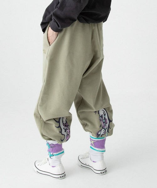 TXA(ティーエックスエー)の「田中かえ Embroidery Sweatpants(スウェットパンツ・メンズ・チャコール/オリーブ・1)」の2枚目の写真