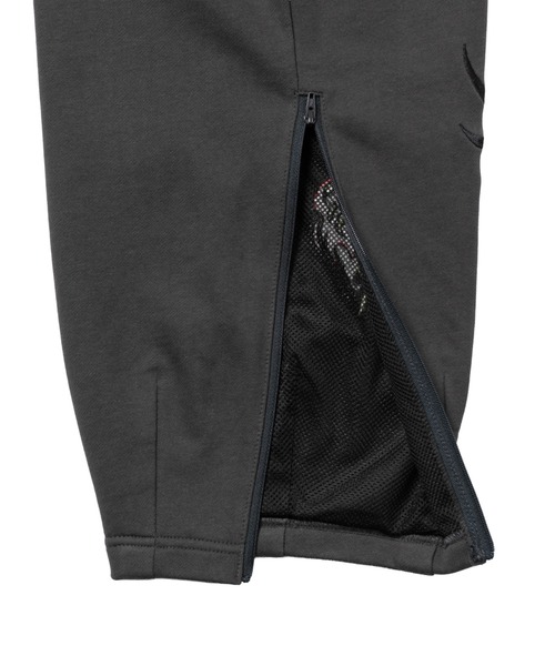 TXA(ティーエックスエー)の「田中かえ Embroidery Sweatpants(スウェットパンツ・メンズ・チャコール/オリーブ・1)」の18枚目の写真