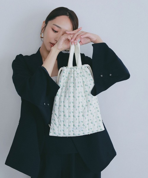 AJUGA.(アジュガ)の「メルトキルティング撥水シューズケース(トートバッグ・レディース・ネイビー/ホワイト・ONE SIZE)」の13枚目の写真