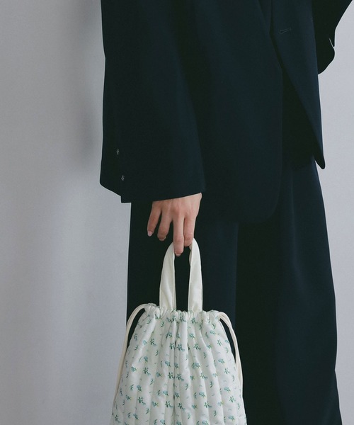 AJUGA.(アジュガ)の「メルトキルティング撥水シューズケース(トートバッグ・レディース・ネイビー/ホワイト・ONE SIZE)」の16枚目の写真