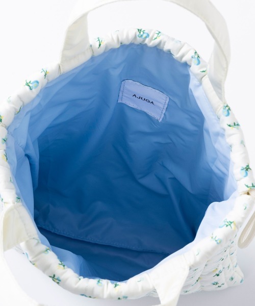 AJUGA.(アジュガ)の「メルトキルティング撥水シューズケース(トートバッグ・レディース・ネイビー/ホワイト・ONE SIZE)」の7枚目の写真