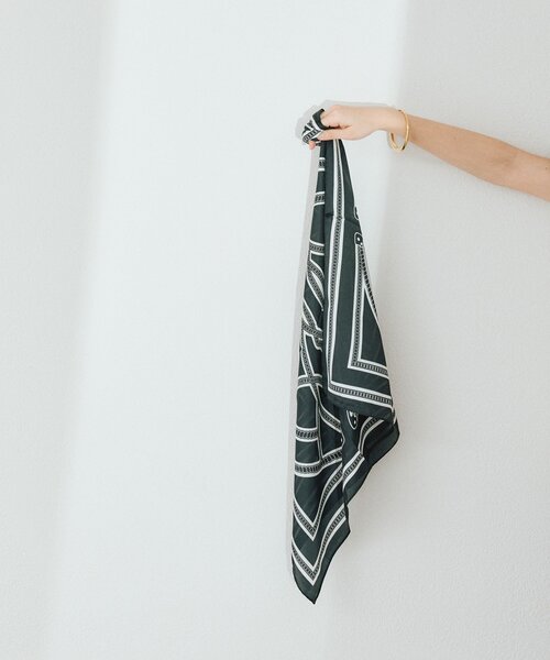 RIVE DROITE(リヴドロワ)の「【スタイリングのアクセントに】チェーン柄スカーフ(バンダナ/スカーフ・レディース・ブラック/ホワイト・FREE)」の12枚目の写真