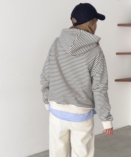 CANAL JEAN(キャナルジーン)の「SLEEK ボーダーパーカープルオーバー 裏毛(パーカー・レディース・レッド/ネイビー・ONE SIZE)」の4枚目の写真