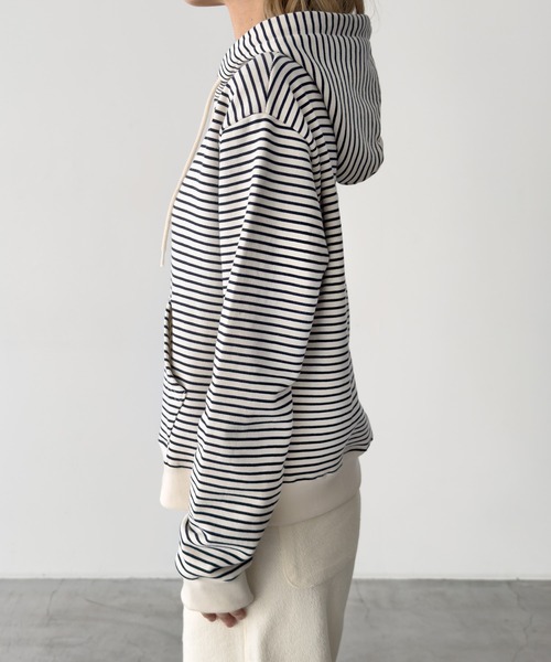 CANAL JEAN(キャナルジーン)の「SLEEK ボーダーパーカープルオーバー 裏毛(パーカー・レディース・レッド/ネイビー・ONE SIZE)」の10枚目の写真