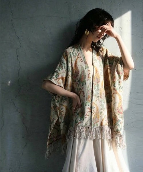 antiqua(アンティカ)の「フリンジ 花柄 ポンチョ(その他トップス・レディース・ブラック/ホワイト・ONESIZE)」の3枚目の写真