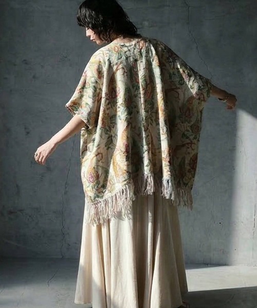 antiqua(アンティカ)の「フリンジ 花柄 ポンチョ(その他トップス・レディース・ブラック/ホワイト・ONESIZE)」の5枚目の写真