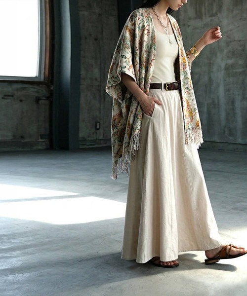 antiqua(アンティカ)の「フリンジ 花柄 ポンチョ(その他トップス・レディース・ブラック/ホワイト・ONESIZE)」の6枚目の写真