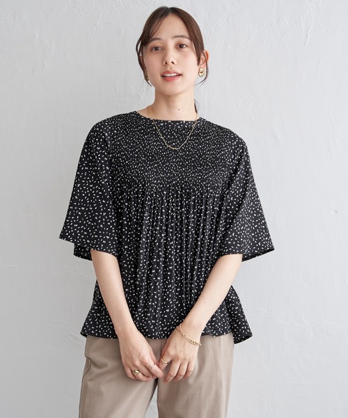 ikka(イッカ)の「マジョリカ3段プリーツブラウス(シャツ/ブラウス・レディース・イエロー/ブラック/オフホワイト/ライトグリーン/ライトグレー/ネイビー・M/L/S)」の12枚目の写真