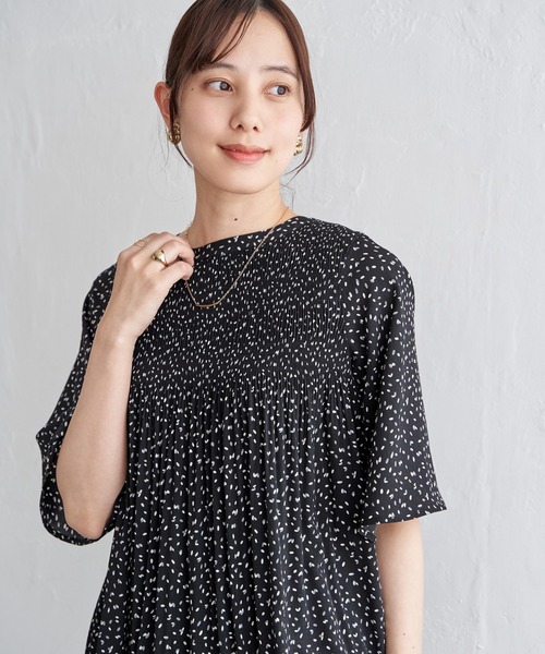 ikka(イッカ)の「マジョリカ3段プリーツブラウス(シャツ/ブラウス・レディース・イエロー/ブラック/オフホワイト/ライトグリーン/ライトグレー/ネイビー・M/L/S)」の13枚目の写真