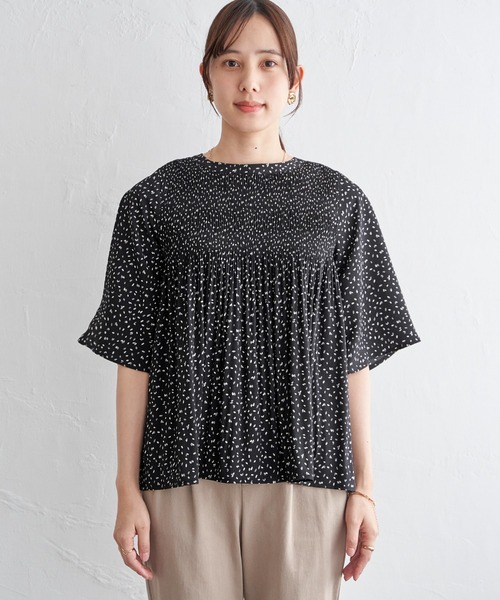 ikka(イッカ)の「マジョリカ3段プリーツブラウス(シャツ/ブラウス・レディース・イエロー/ブラック/オフホワイト/ライトグリーン/ライトグレー/ネイビー・M/L/S)」の14枚目の写真